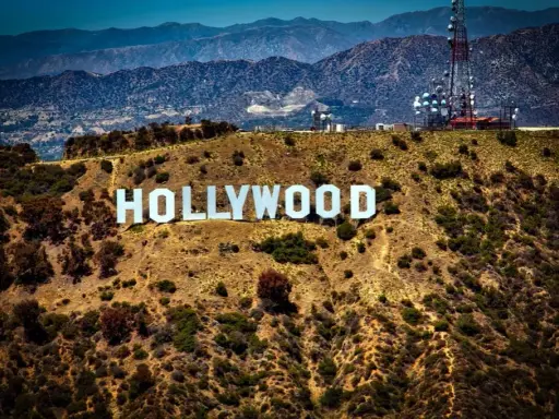Poznaj gwiazdy mieszkające w Hollywood: lista najsłynniejszych rezydencji