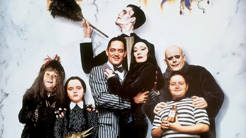 Zdjęcie Rodzina Addamsów: Poznaj Mrocznych i Zabawnych Bohaterów Serii